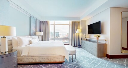 InterContinental BOSTON Room Type - 1 King Junior Suite Water View InterContinental BOSTON Room Type - 1 King Junior Suite Water View