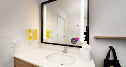 Tru By Hilton Staunton Room Type - 1 KING ACC RM W BATHTUB
