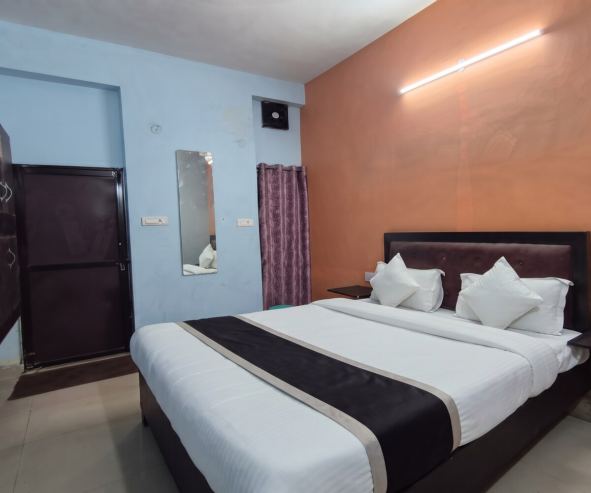 Hotel 24 Stays Chinhat, Deva Road - Tap to explore photos