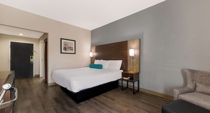 Best Western Albemarle Inn Room Type - Accessible - 1 King, Mobility Accessible, Communication Assistance, Bathtub, Microwave And Refrigera