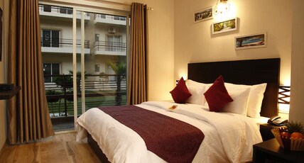 Pearl Suites At Omaxe Eternity Room Type - Deluxe Queen Room