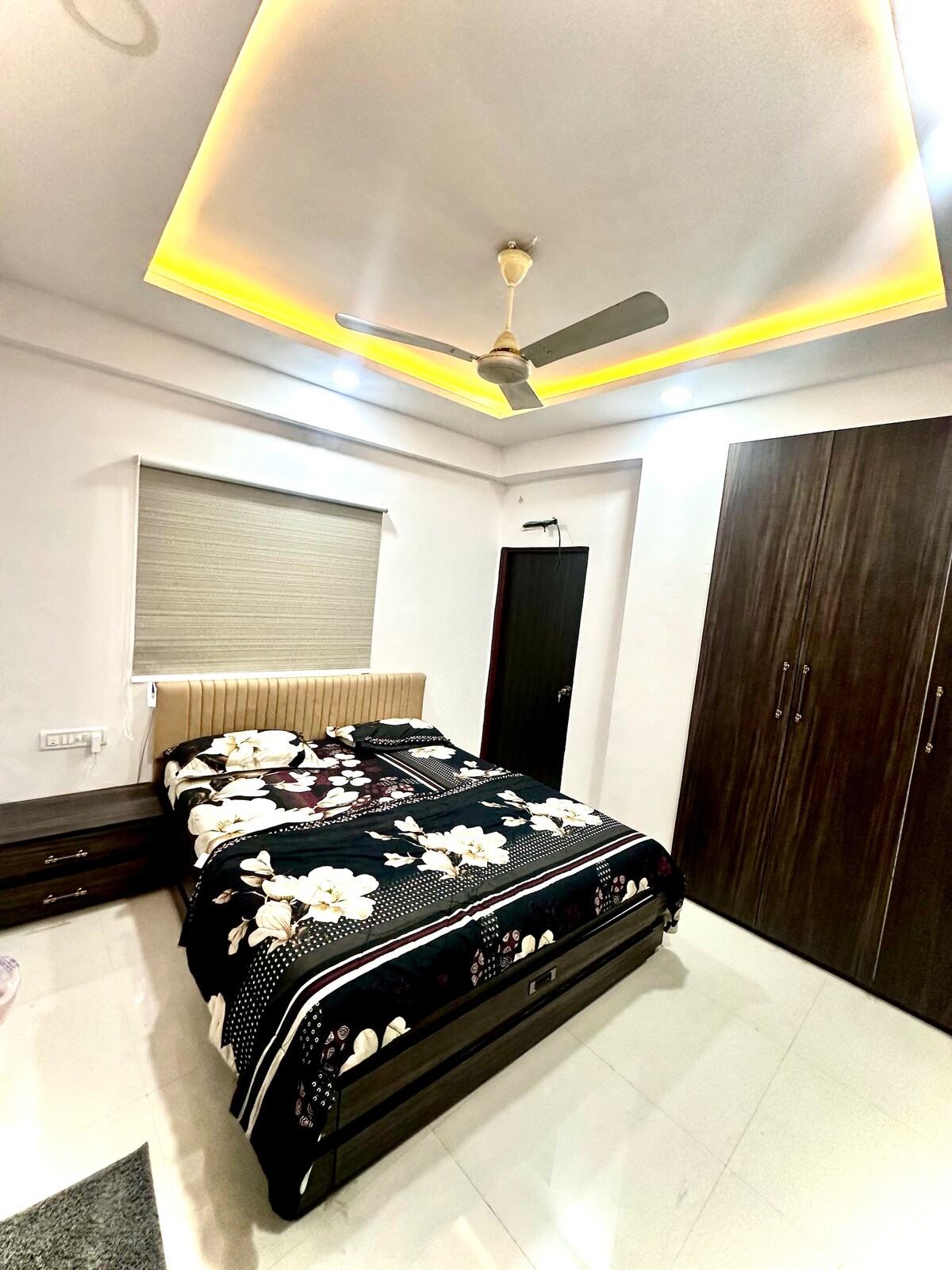 Cozy 2BHK with Balcony and Kitchen Orange Orchid - Tap to explore photos