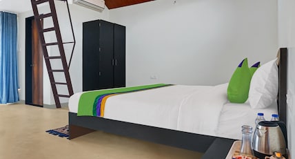 BLOOMS AND BERRIES AGRO TOURISM Room Type - Premium Room with Balcony and Valley view BLOOMS AND BERRIES AGRO TOURISM Room Type - Premium Room with Balcony and Valley view
