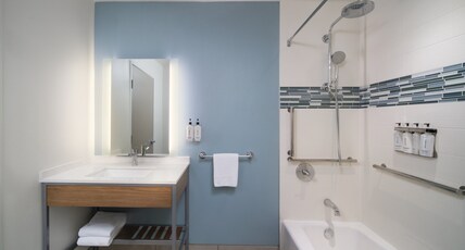 Even Hotels Denver Tech Center-Englewood Room Type - 1 Queen Bed Suite Comm Access Tub