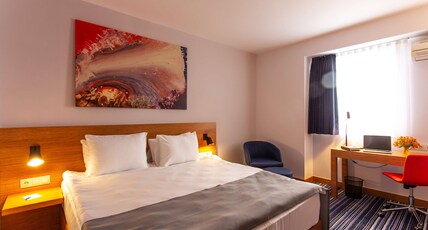 Best Western Terminus Hotel Room Type - 1 King Bed, Non-Smoking, Superior Room, Wi-Fi, Coffee And Tea Maker, Safe, Shower, Full Breakfast Best Western Terminus Hotel Room Type - 1 King Bed, Non-Smoking, Superior Room, Wi-Fi, Coffee And Tea Maker, Safe, Shower, Full Breakfast