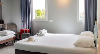 ibis budget Lunel Porte de Camargue Room Type - Standard Triple room with double bed and single bed ibis budget Lunel Porte de Camargue Room Type - Standard Triple room with double bed and single bed