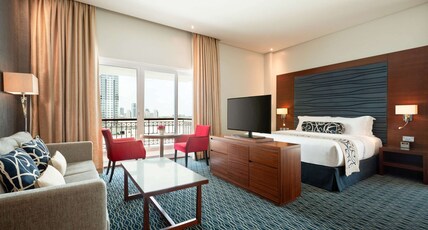 Ramada by Wyndham Manama Seef Room Type - 1 King Bed Smoking Pool Suite