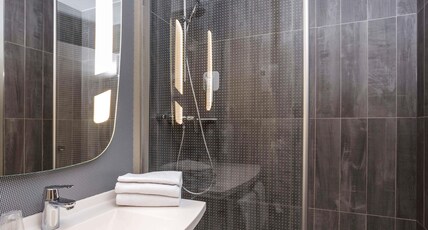 ibis Villepinte Parc Expos Room Type - Standard Room with one Double bed and two Single beds