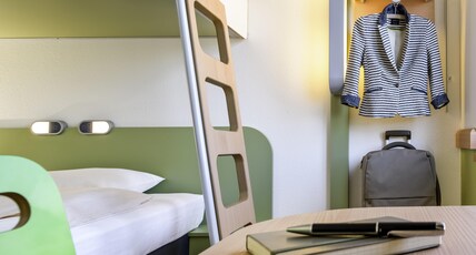 ibis Budget Lyon Eurexpo Chassieu Room Type - TRIPLE - Room with a large bed and a bunk bed