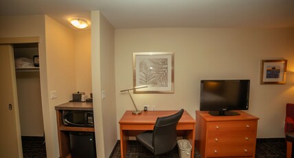 Best Western Thompson Hotel & Suites Room Type - 1 King Bed, Non-Smoking, Microwave And Mini-Refrigerator, Wi-Fi, Full Breakfast