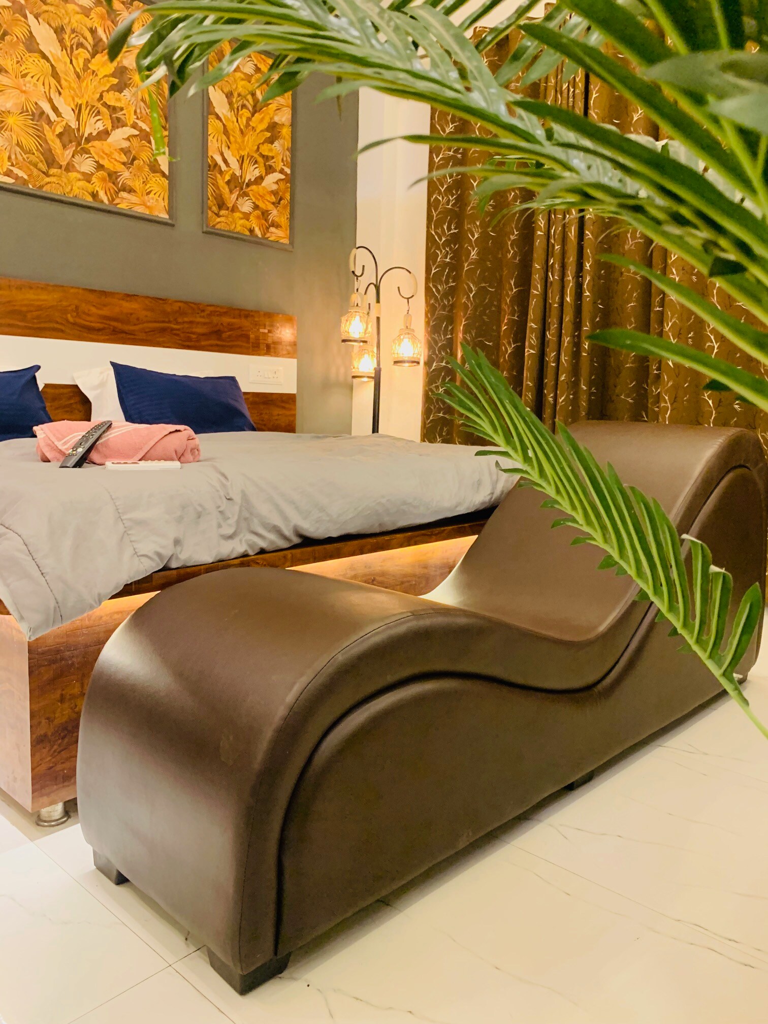 Luxury Couple Friendly Studio-Gaur City Noida - Tap to explore photos