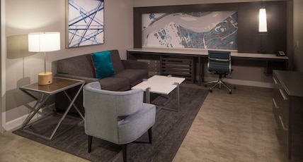 Hotel Indigo Harrisburg - Hershey Room Type - 1 King Suite Communications Accessible