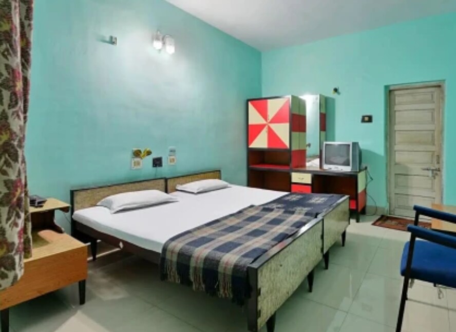 Hotel Pinki - Tap to explore photos