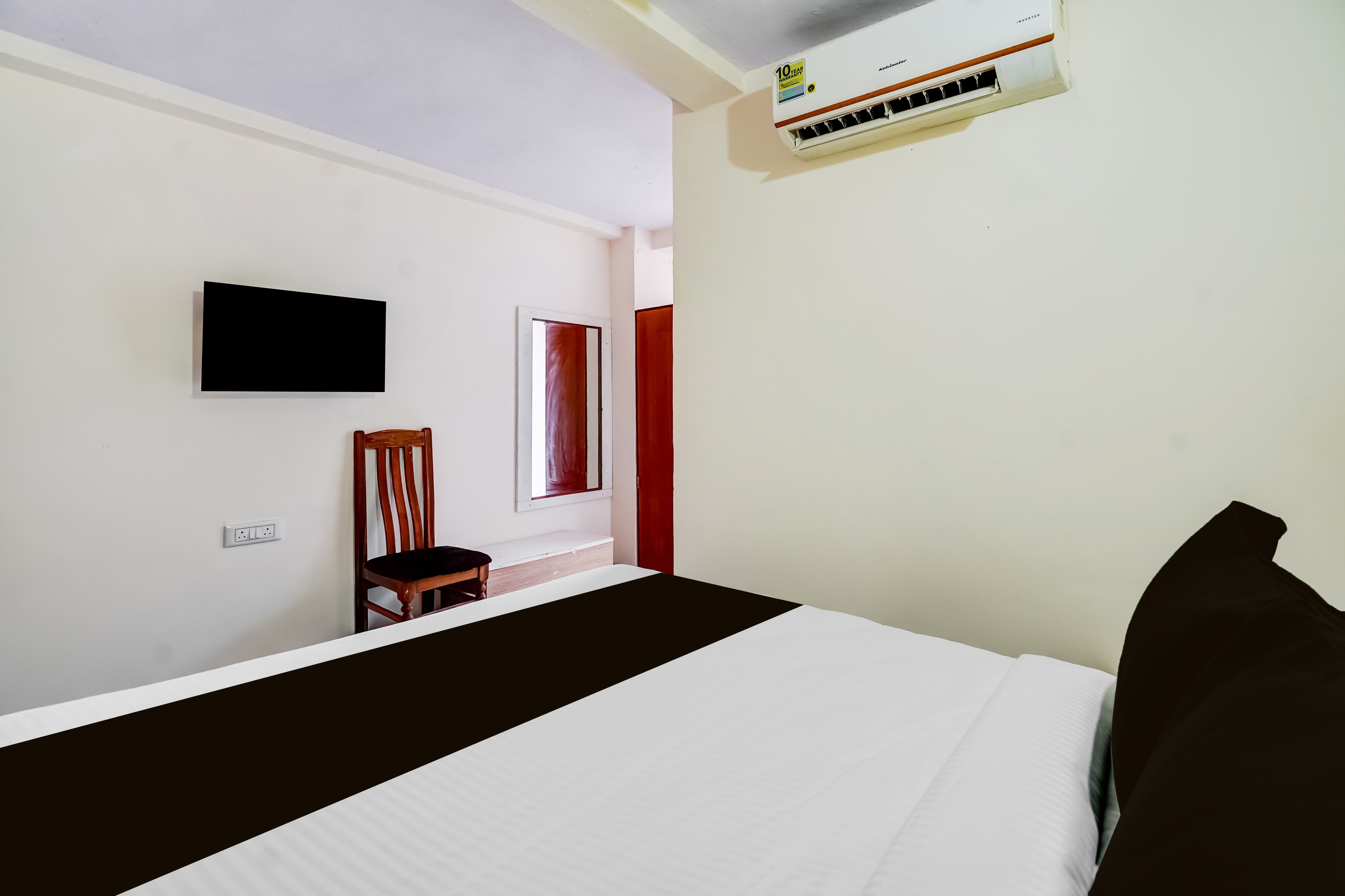 Hotel O K L ROOMS - Tap to explore photos