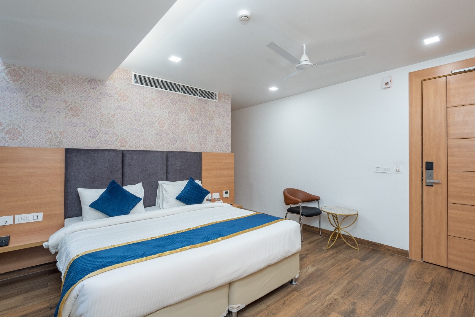 Hotel Calista Boutique near IGI Airport - Tap to explore photos