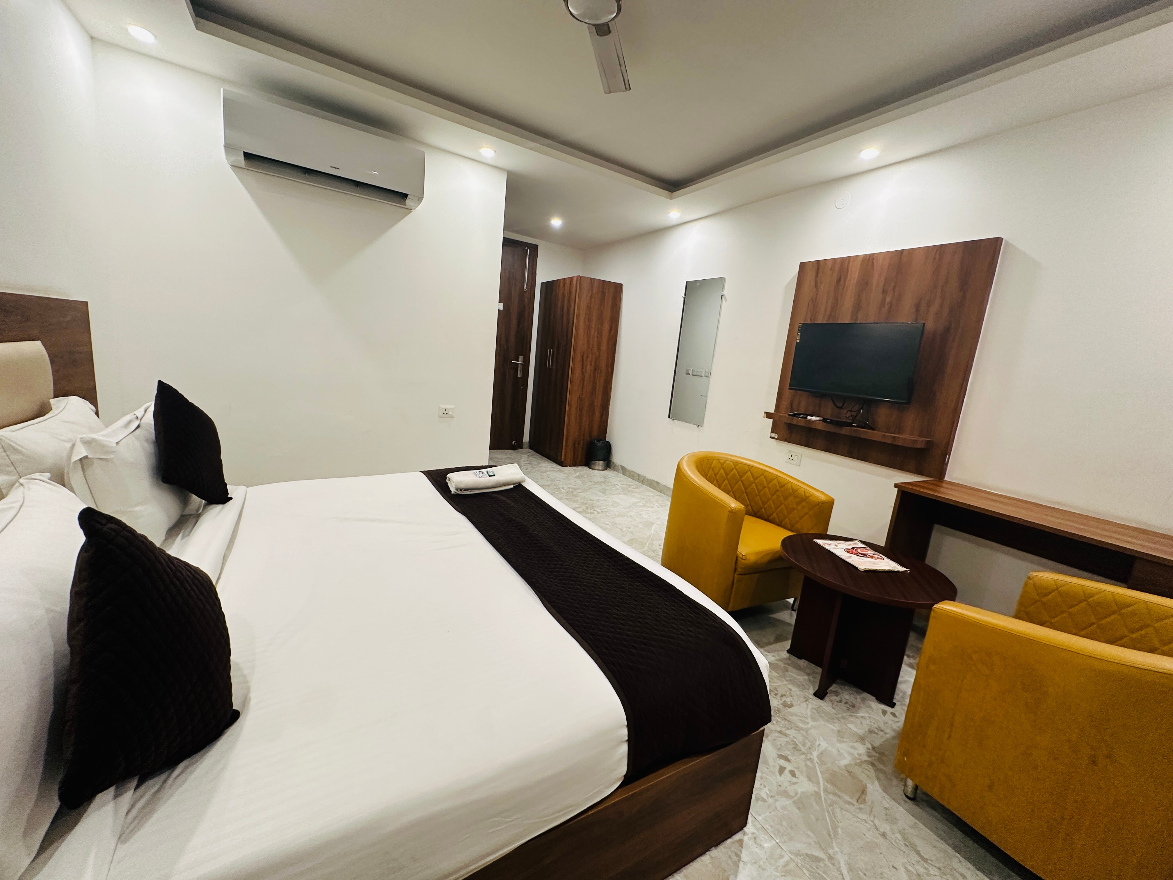 Hotel De Clark@ 5 min from Delhi IGI Airport - Tap to explore photos