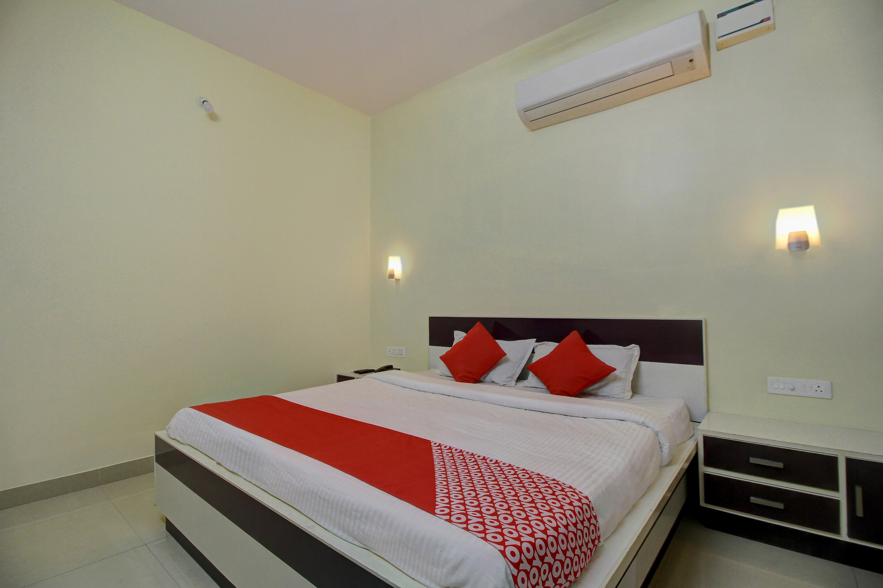 OYO Vishaak Inn - Tap to explore photos
