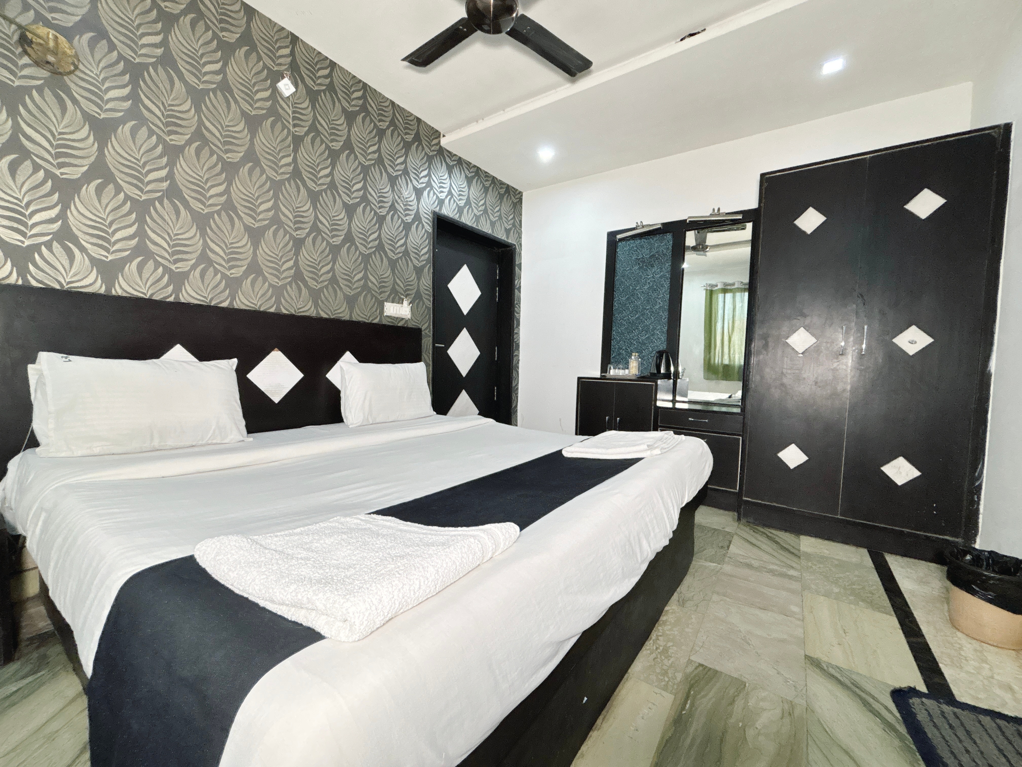 Hotel Laxman Resort - Tap to explore photos