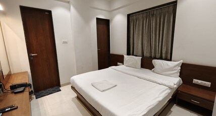 Hotel DRC Devi Prasad Room Type - Deluxe Room Queen Bed (NON AC) Hotel DRC Devi Prasad Room Type - Deluxe Room Queen Bed (NON AC)