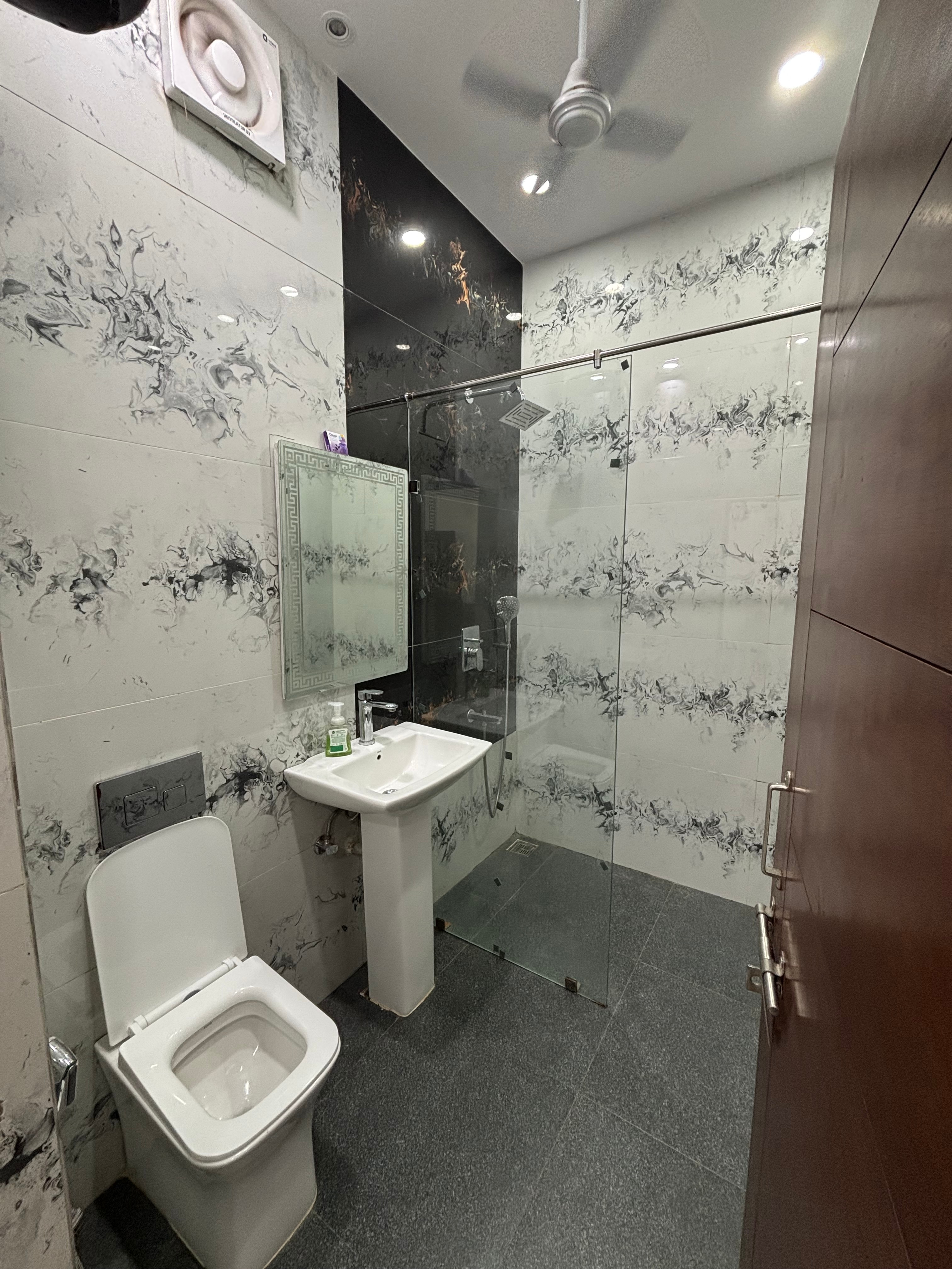 Trahes Home Luxurious Modern 3 BHK Apartment Delhi - Tap to explore photos