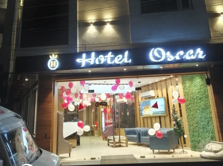 Hotel Oscar - Tap to explore photos