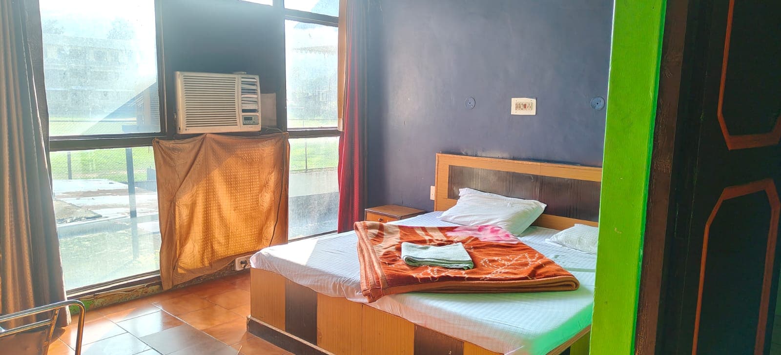 Hotel Chinar - Tap to explore photos