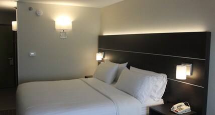 Holiday Inn Express Corydon, an IHG Hotel Room Type - 1 King Standard Communications Mobility Accessible