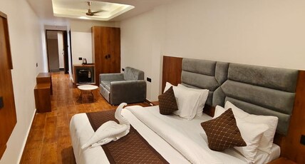Hotel Varanasi Ganges Room Type - Luxury Room with Balcony Hotel Varanasi Ganges Room Type - Luxury Room with Balcony