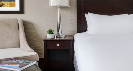 Crowne Plaza Phoenix Airport (Pet-friendly) Room Type - 1 King Bed Standard