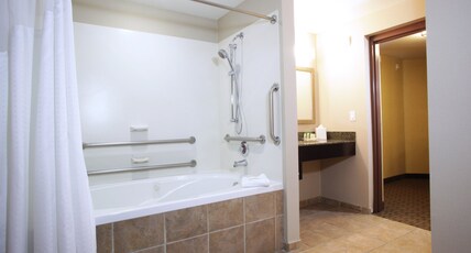 Holiday Inn Phoenix/Chandler Room Type - 1 King Bed Suite Mobil Accessible Tub