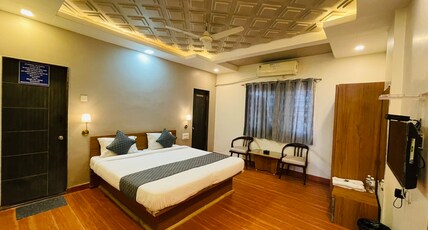 Hotel SP Majestic Room Type - Deluxe AC Room with Bathtub