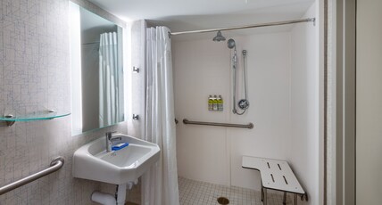 Holiday Inn Express State College at Williamsburg Square Room Type - 2 Queen Standard Comm Access Roll Shwr