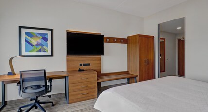 Holiday Inn Express & Suites PORT ELGIN Room Type - 1 King Bed Standard