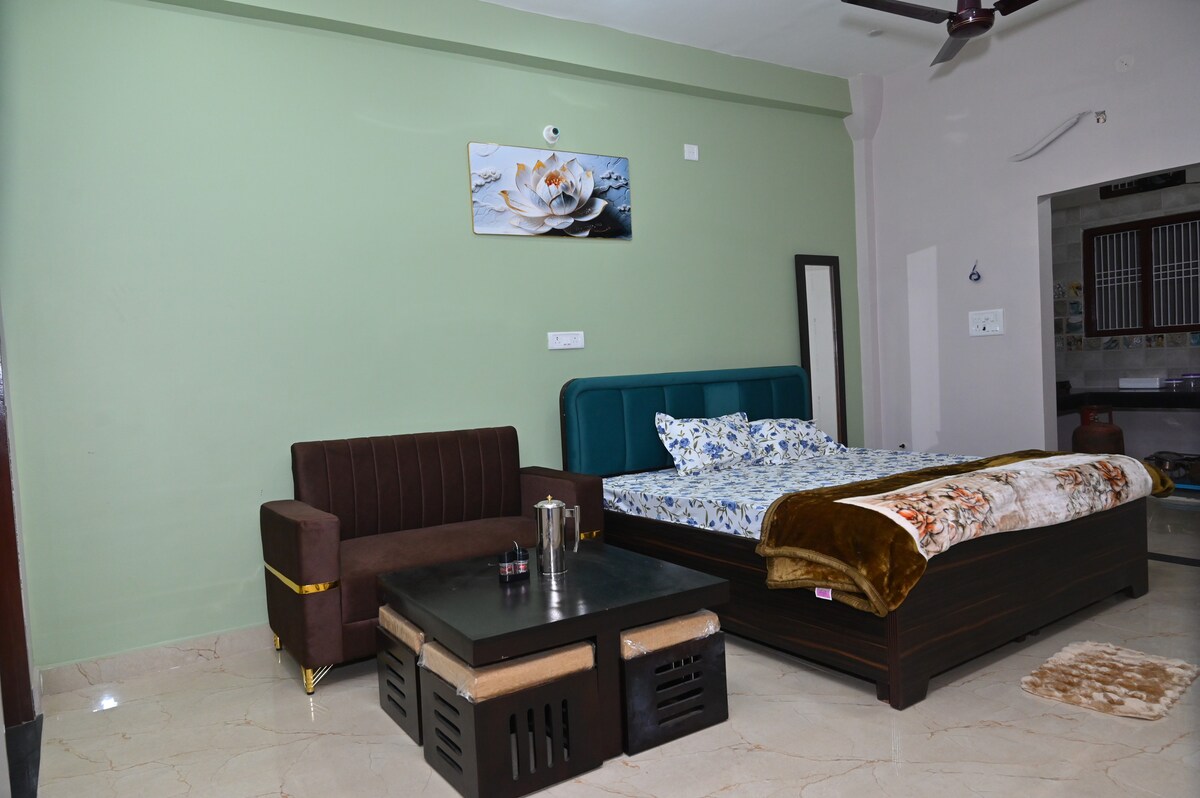 2BHK 3 King Size Bed 6 Guests 4Km Ram Mandir - Tap to explore photos