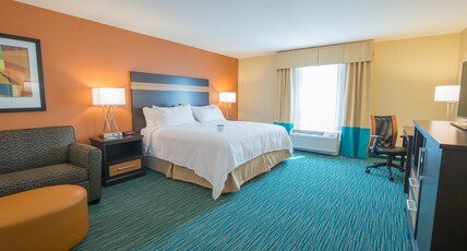 Holiday Inn Bismarck, an IHG Hotel Room Type - 1 King Standard Mobility Accessible Tub