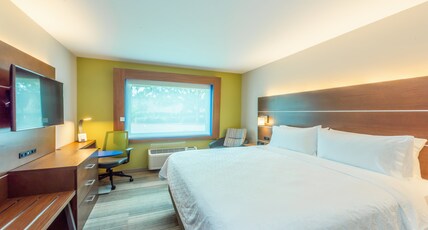 Holiday Inn Express Hotel & Suites Bradenton West Room Type - 1 King Standard Mobility Accessible Tub