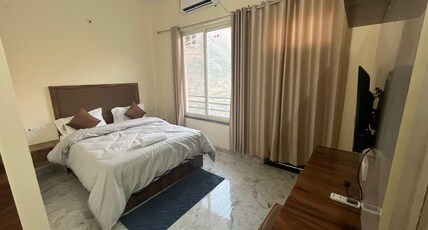 Cinnamon Tree Hotel Room Type - Deluxe Room with Ganga View and Balcony