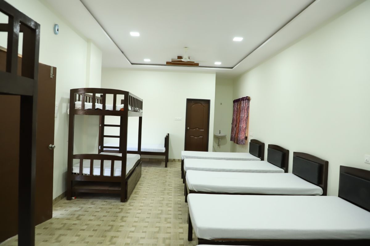 M B EAGLE MOUNTAIN HOME STAY - Tap to explore photos
