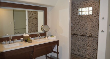 Boulders Resort & Spa Scottsdale, Curio Collection by Hilton Room Type - 2DBL MOB HEARNG ACC RI-SHW