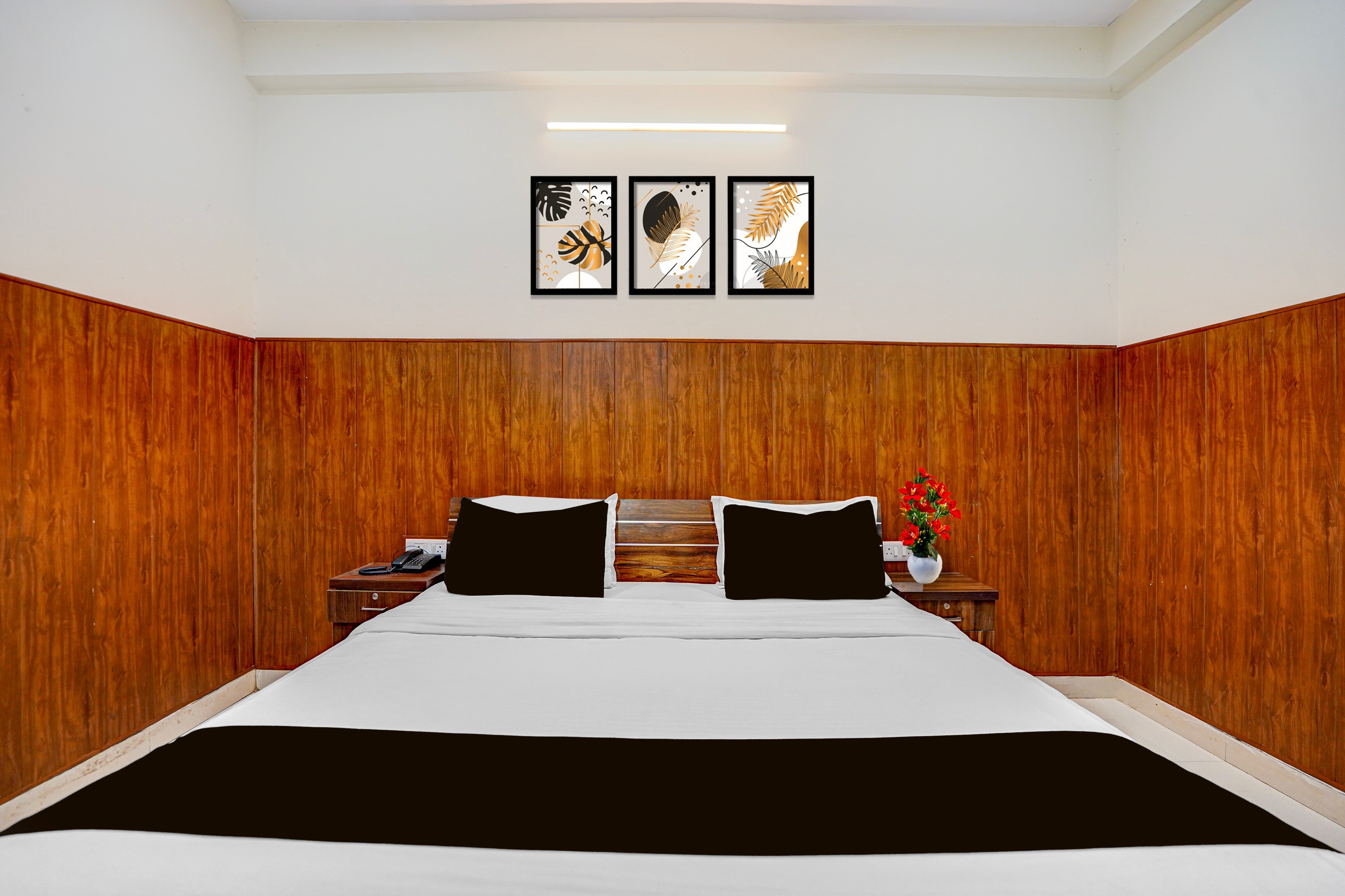 OYO 821347 Lucknow Inn - Tap to explore photos