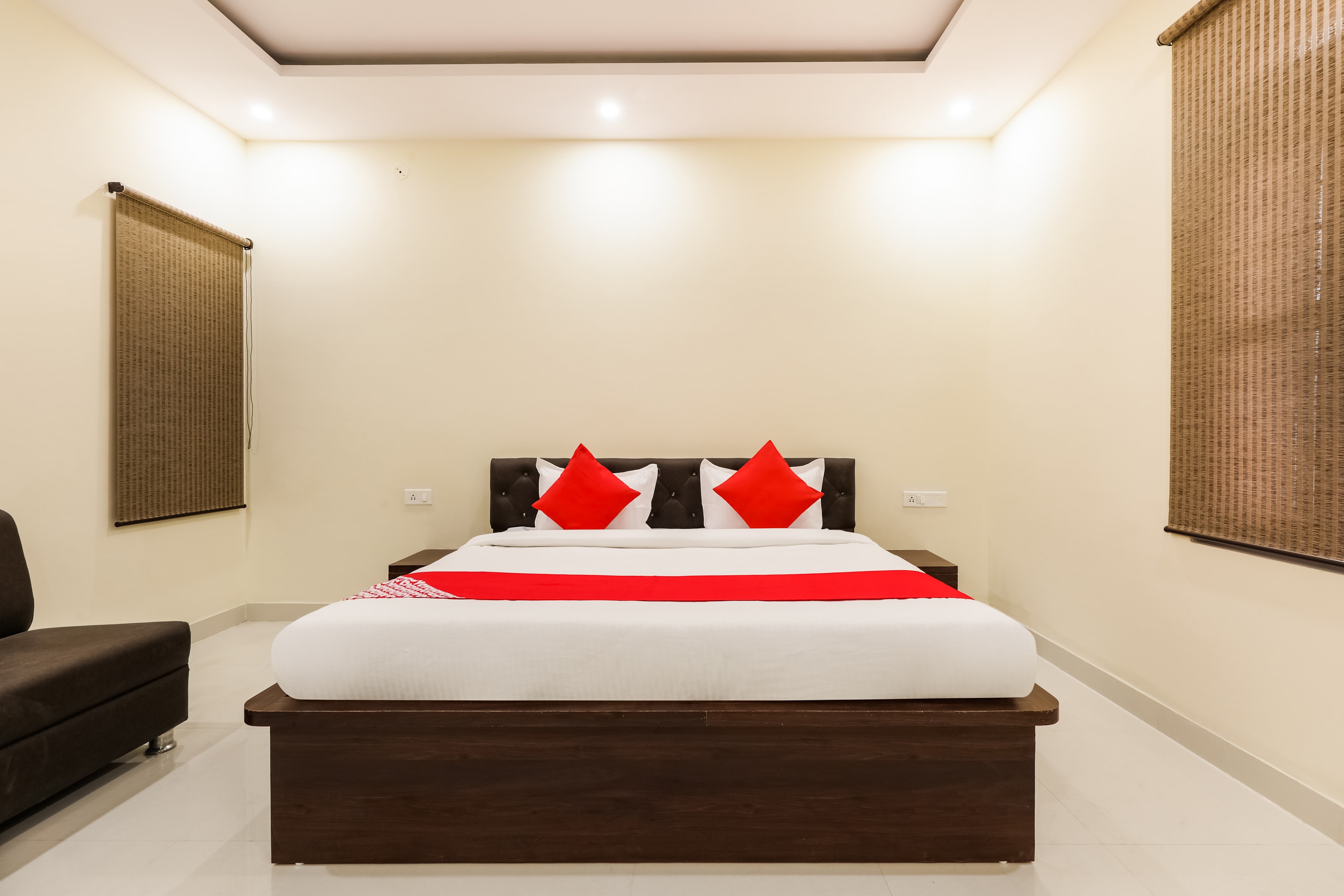 Hotel O Yuvan - Tap to explore photos