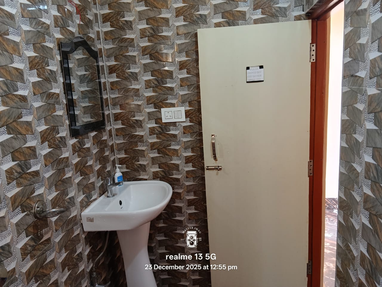 Parbati Homestay - Tap to explore photos