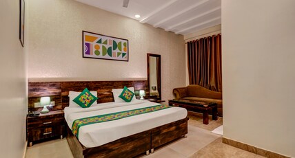 Treebo Masterprice Inn - 15 Mins From Airport Room Type - Deluxe Room with King Bed