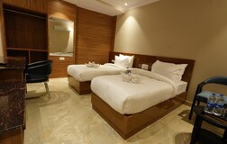 Deluxe Room Twin Beds