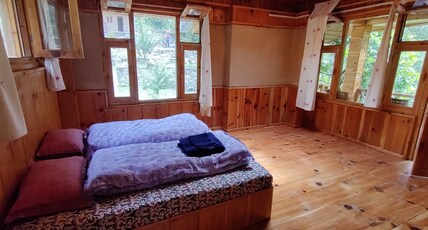 Great Escape - Tirthan Room Type - Deluxe Double Room with Balcony and River View Great Escape - Tirthan Room Type - Deluxe Double Room with Balcony and River View
