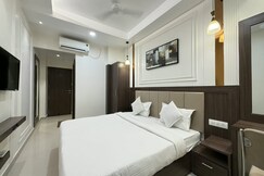 Hotel Golden Crown - 600m to Kashi Vishwanath Temple