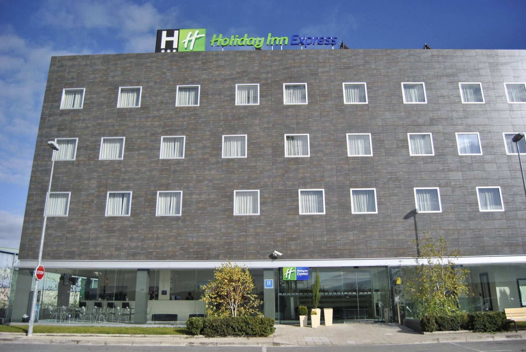 Holiday Inn Express Pamplona - Tap to explore photos