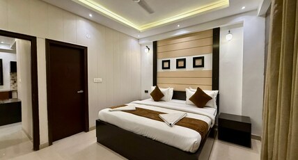 Iris Stays Jasola by FMJ Homestead Room Type - King Bed Room with City View