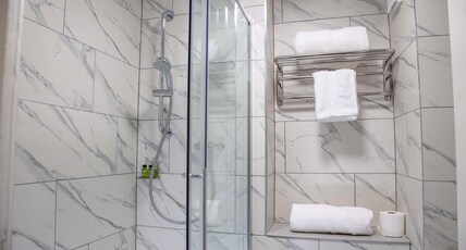 Best Western Manor Hotel Room Type - 3 Single Beds, Standard Room, Free High Speed Internet, Comfort, Non-Smoking