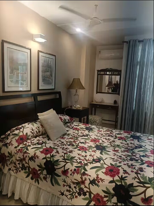 Apt with a view@Hauz Khas Village - Tap to explore photos